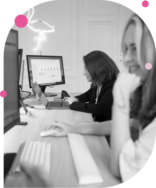 Collaboratrice d’un cabinet consultant les informations d’un client sur son ordinateur
